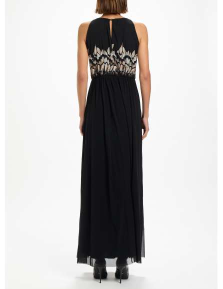 Long sleeveless tulle dress